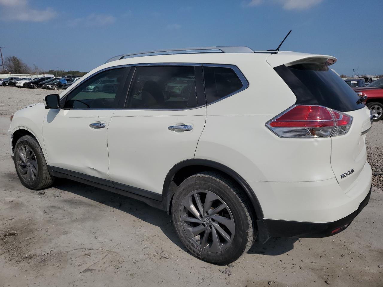 2016 Nissan Rogue - Image 2
