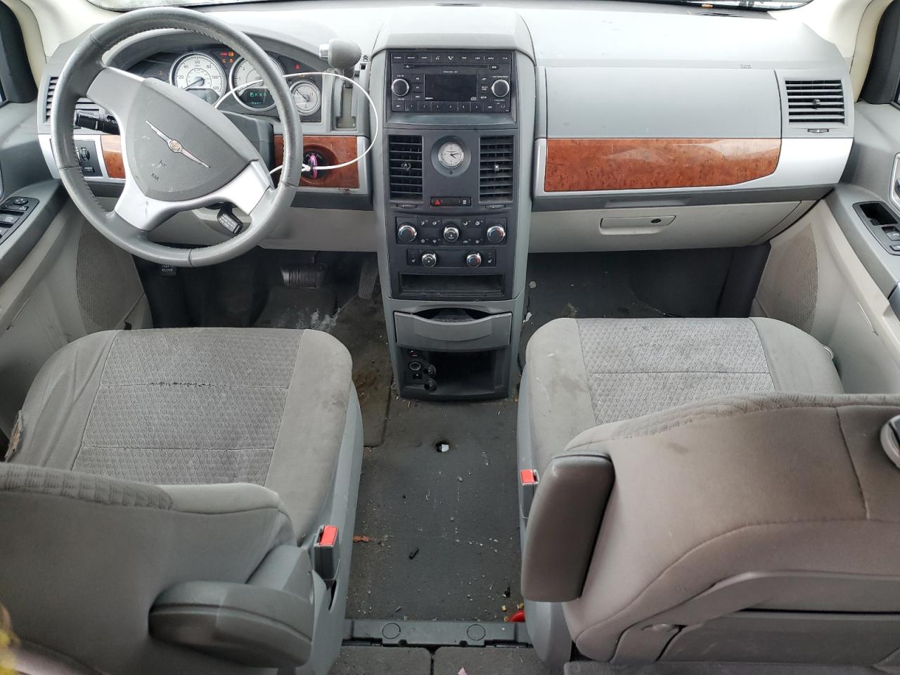 2008 Chrysler Town & Country - Image 8