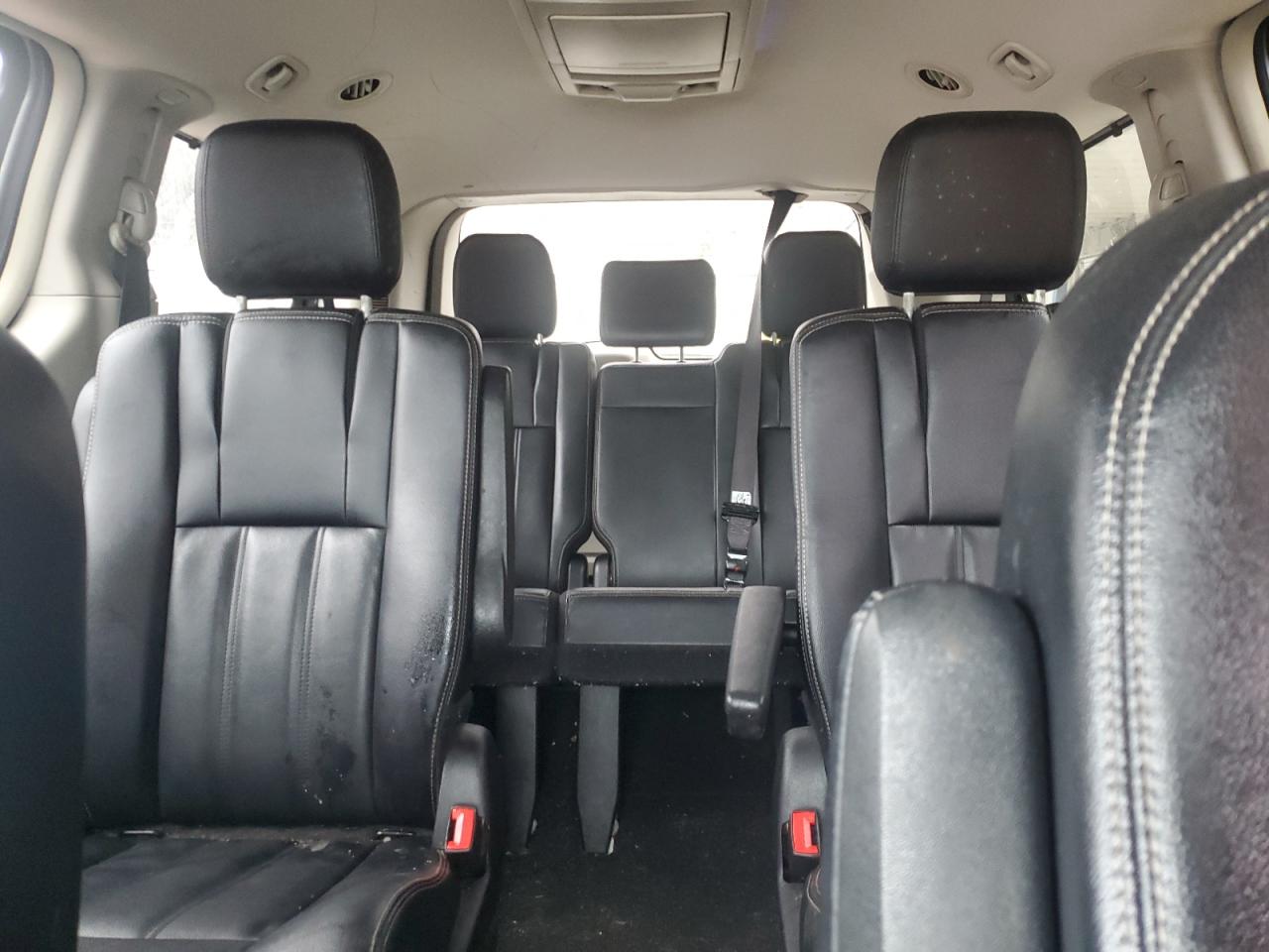 2015 Chrysler Town & Country - Image 10