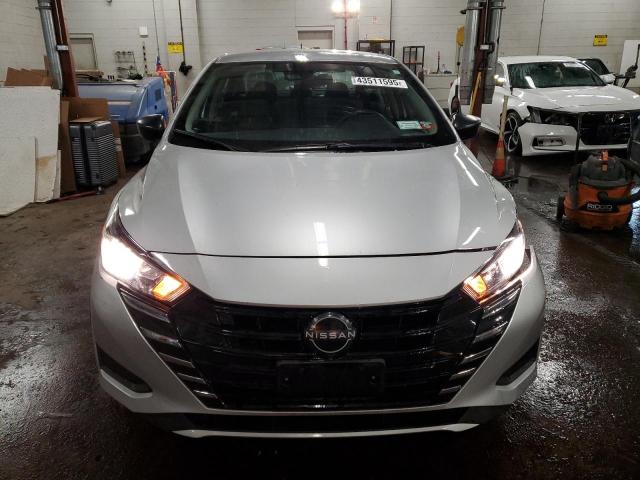 NISSAN VERSA 2023 Srebrny