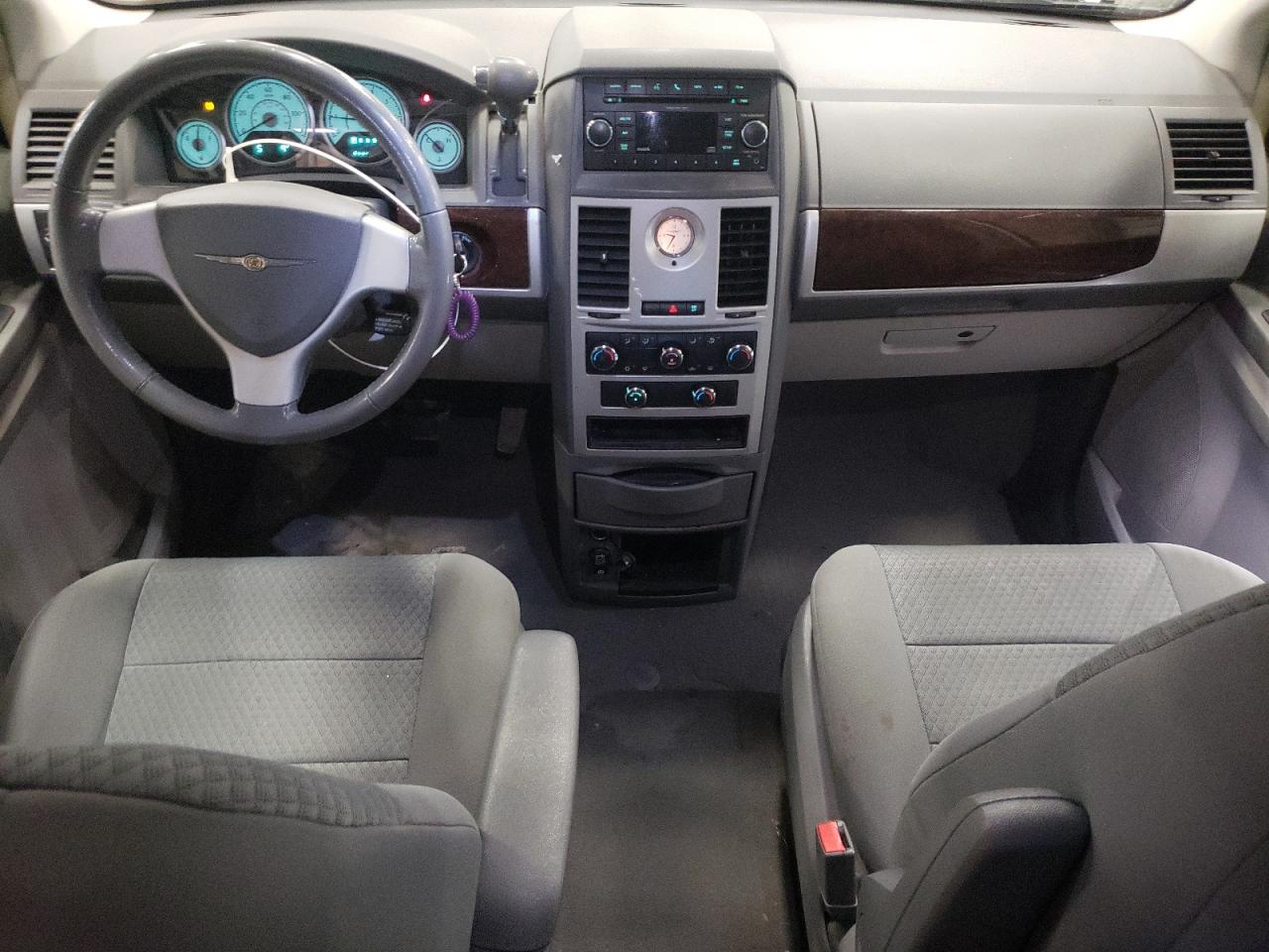 2010 Chrysler Town & Country - Image 8