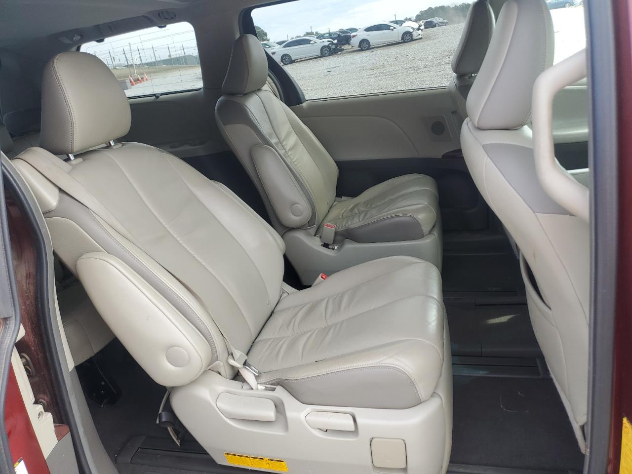 2011 Toyota Sienna - Image 11