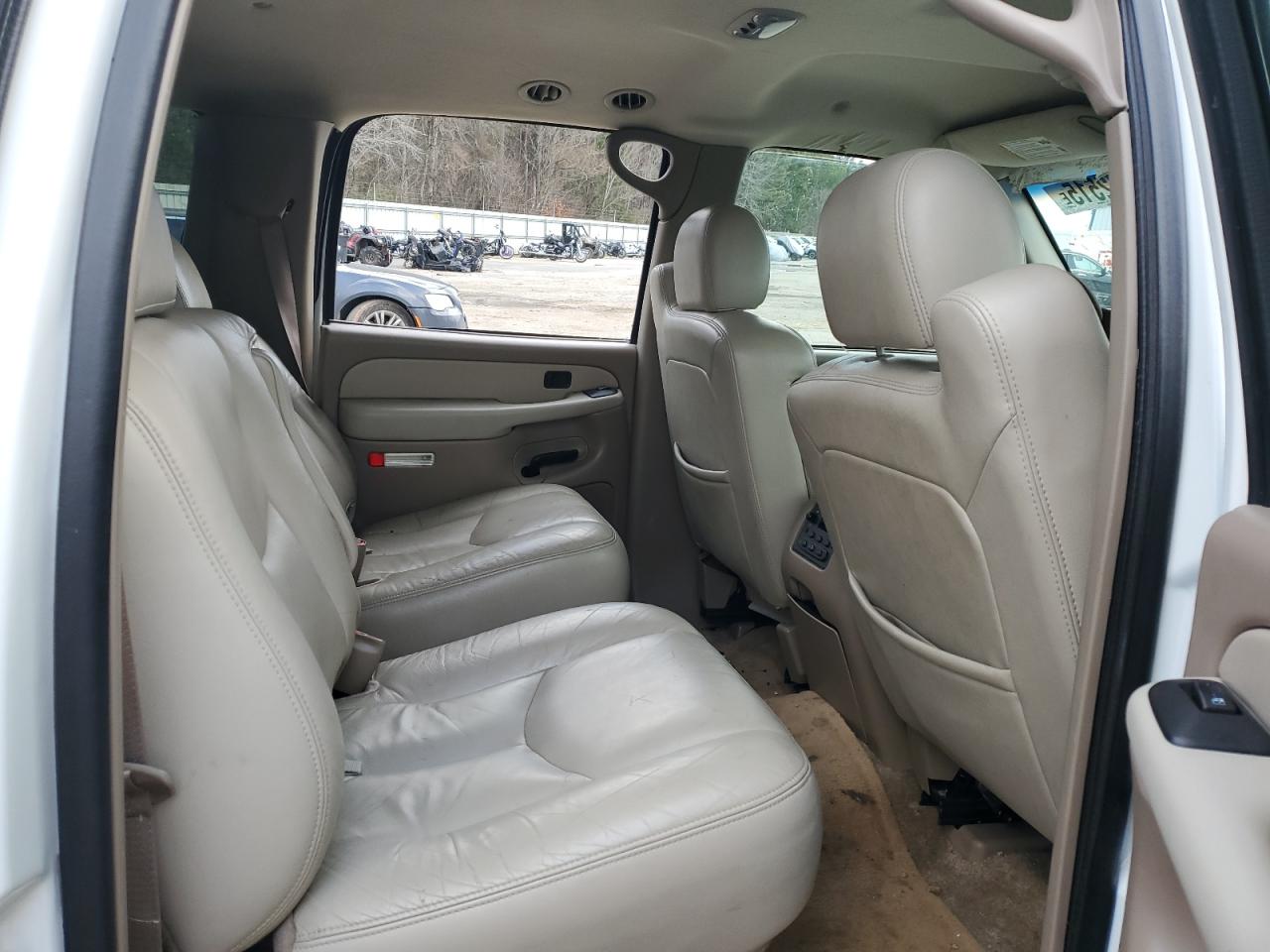 2003 Chevrolet Suburban - Image 12
