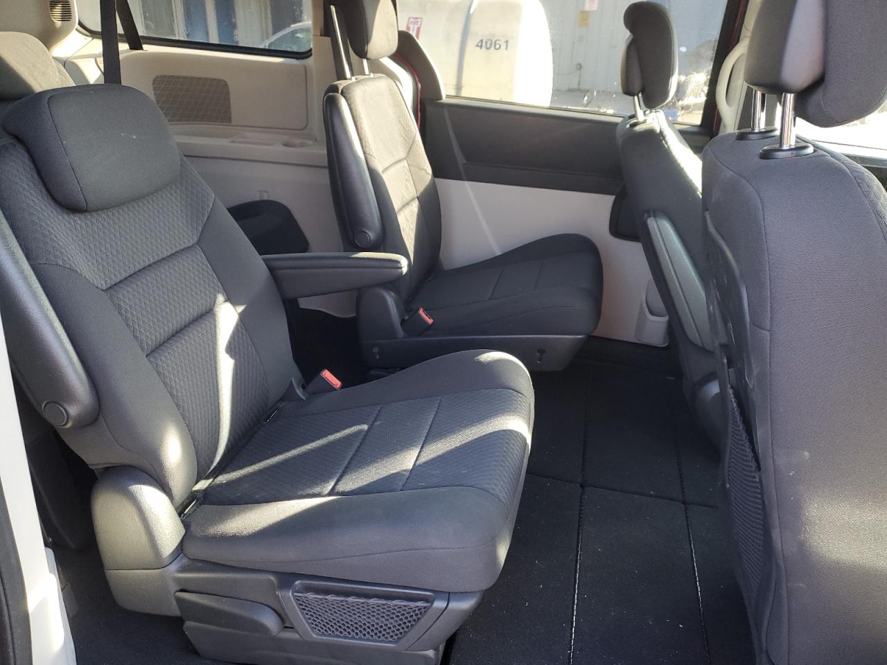 2010 Dodge Caravan - Image 11
