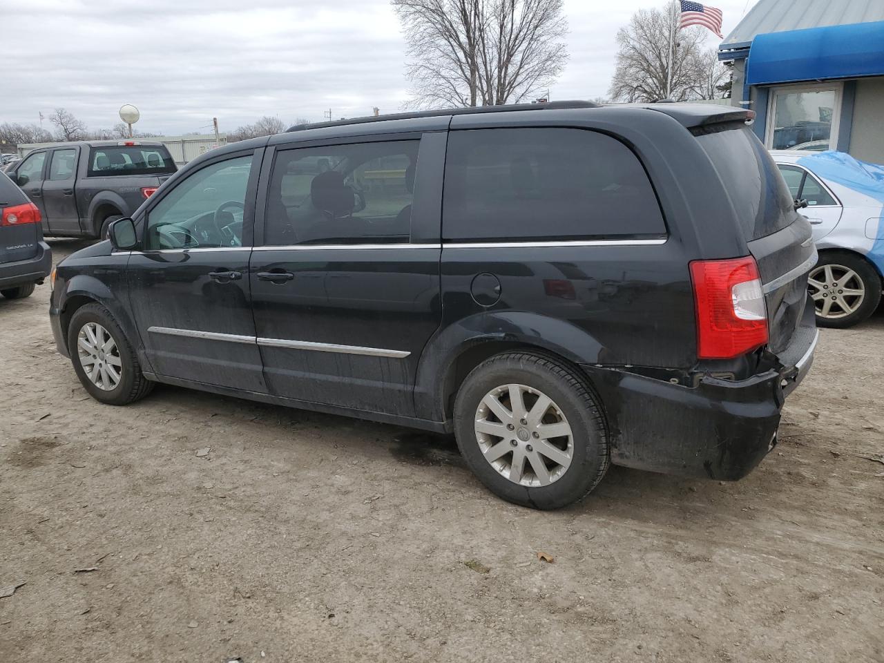 2016 Chrysler Town & Country - Image 2