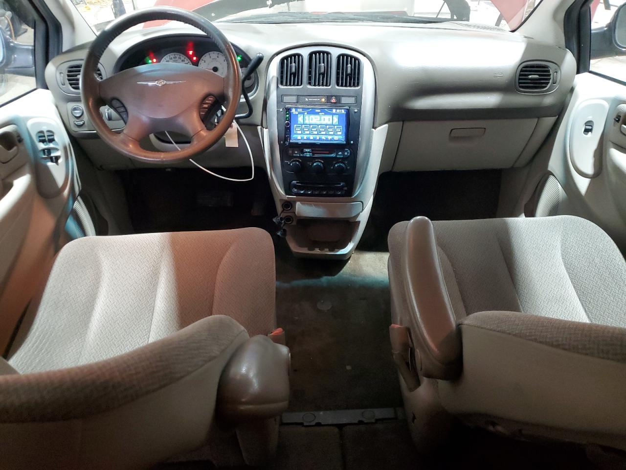 2006 Chrysler Town & Country - Image 8