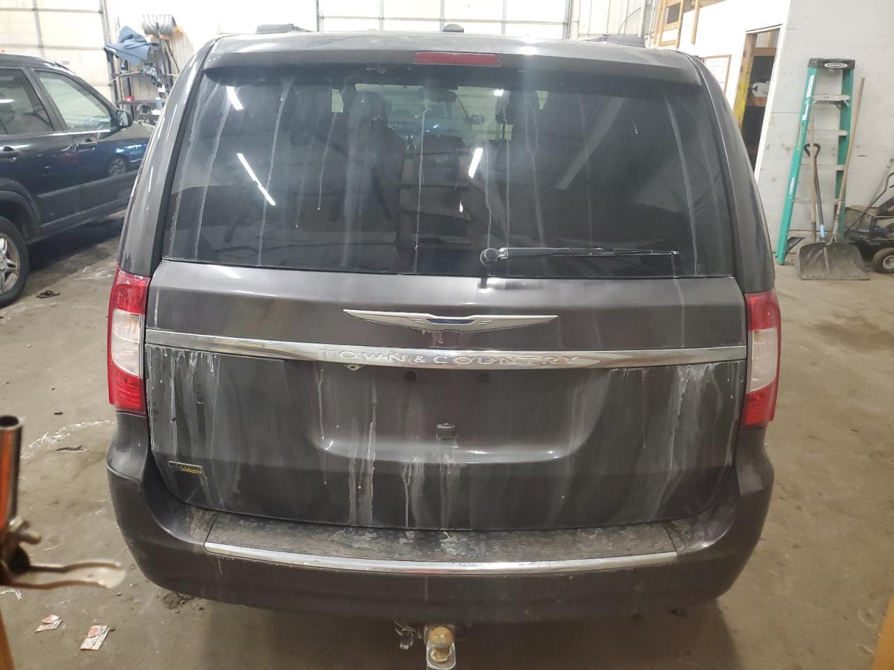 2016 Chrysler Town & Country - Image 6