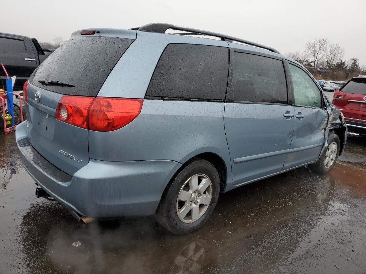 2010 Toyota Sienna - Image 3