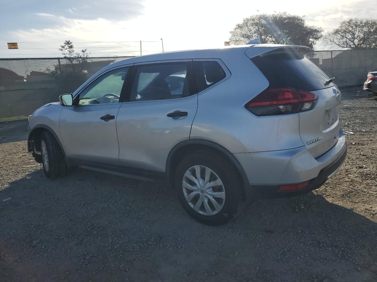 2017 Nissan Rogue - Image 2