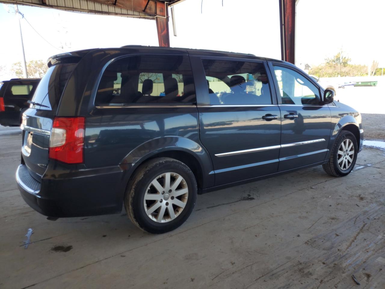 2014 Chrysler Town & Country - Image 3