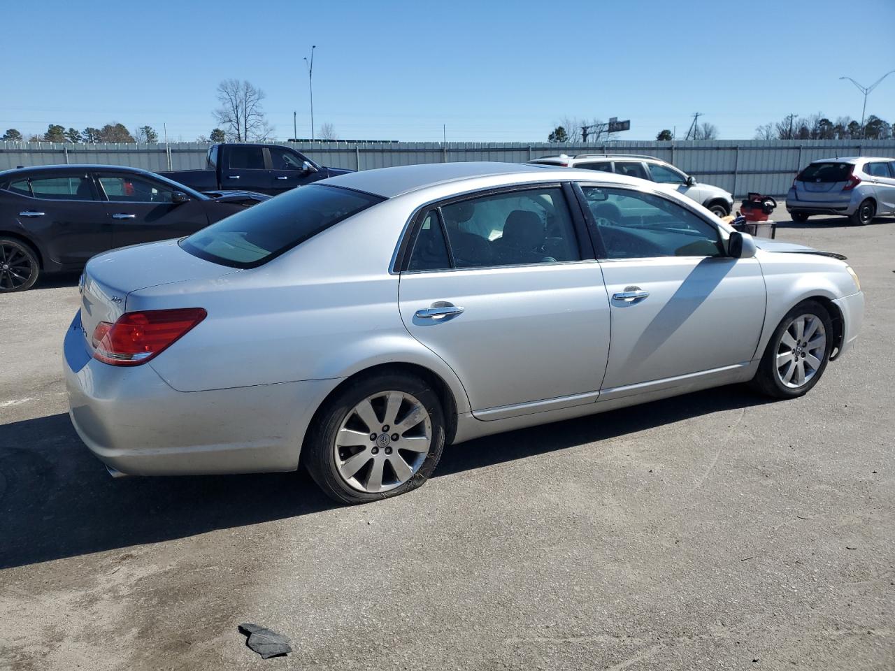 2005 Toyota Avalon - Image 3