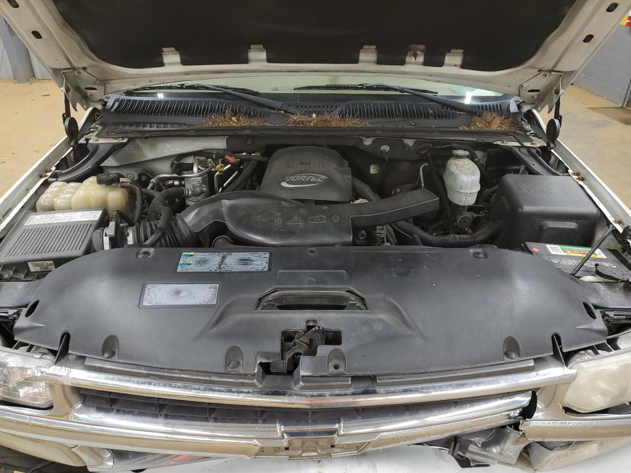 2005 Chevrolet Suburban - Image 13