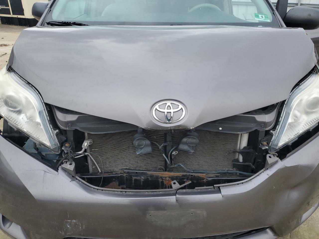 2014 Toyota Sienna - Image 12
