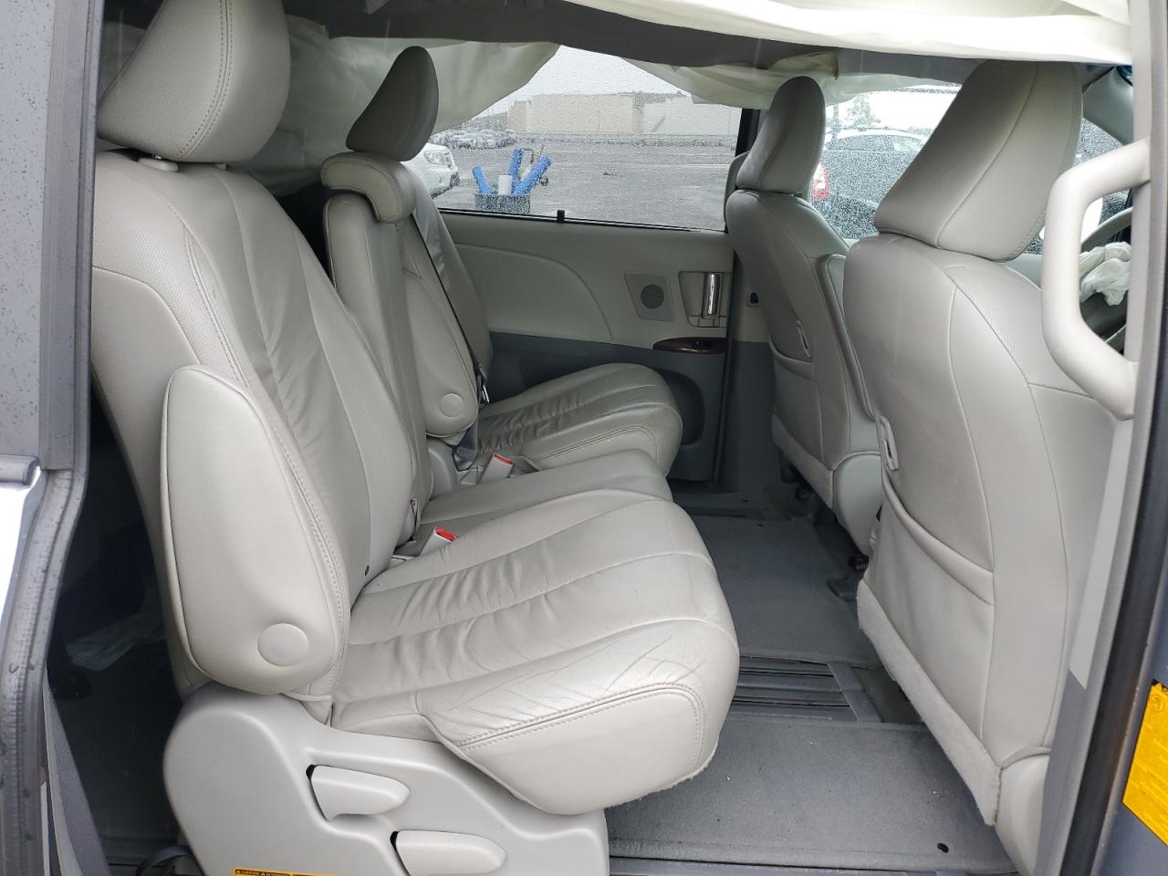 2012 Toyota Sienna - Image 12