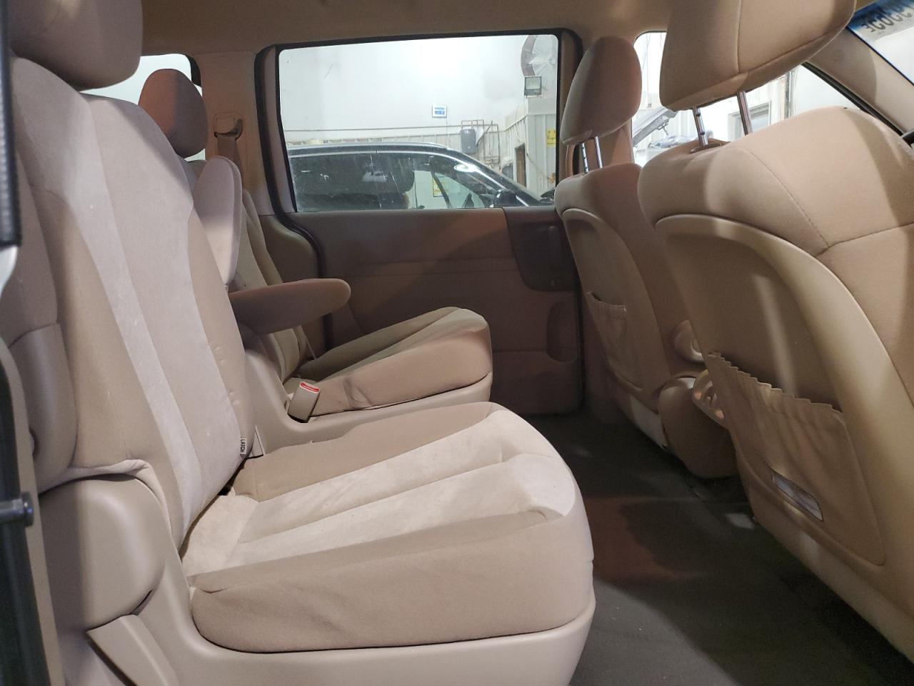 2012 Kia Sedona - Image 11