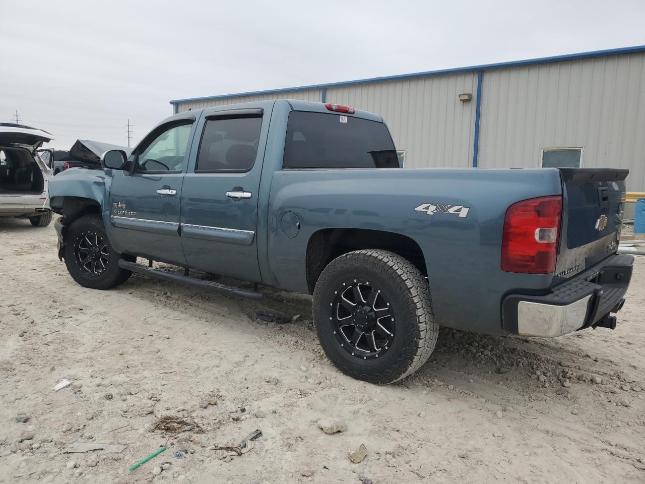 2009 Chevrolet Silverado - Image 2