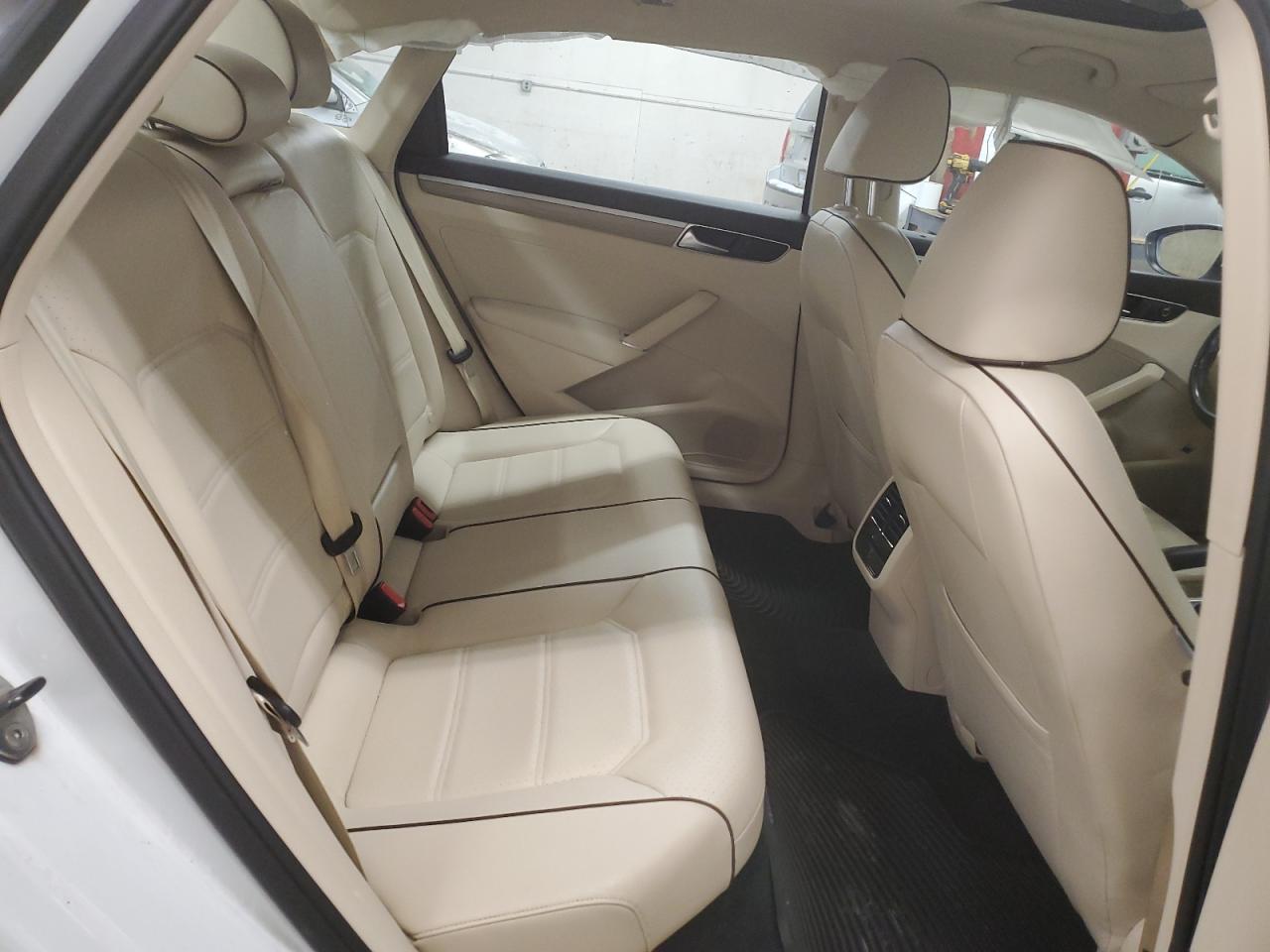 2017 Volkswagen Passat - Image 10