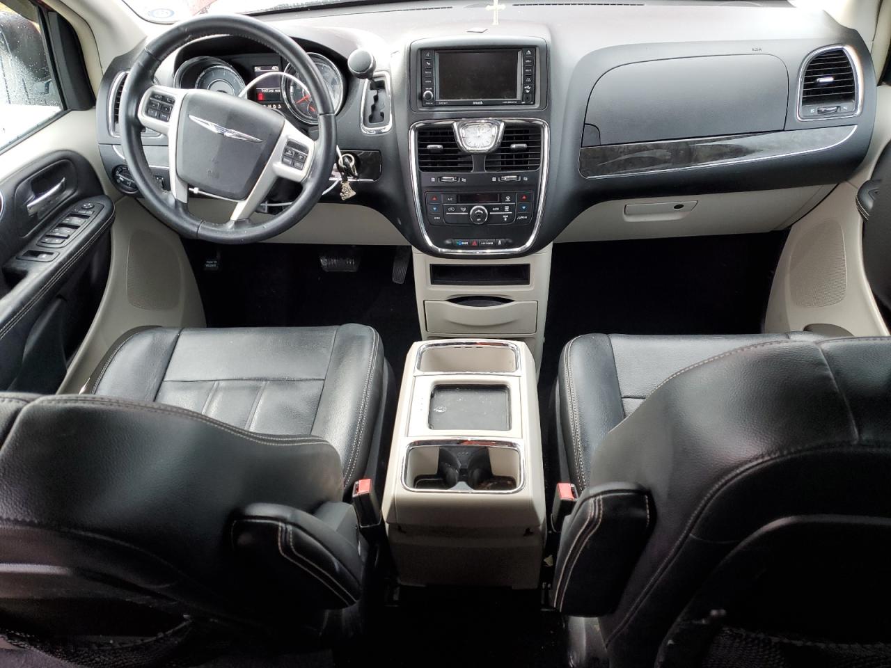 2015 Chrysler Town & Country - Image 8