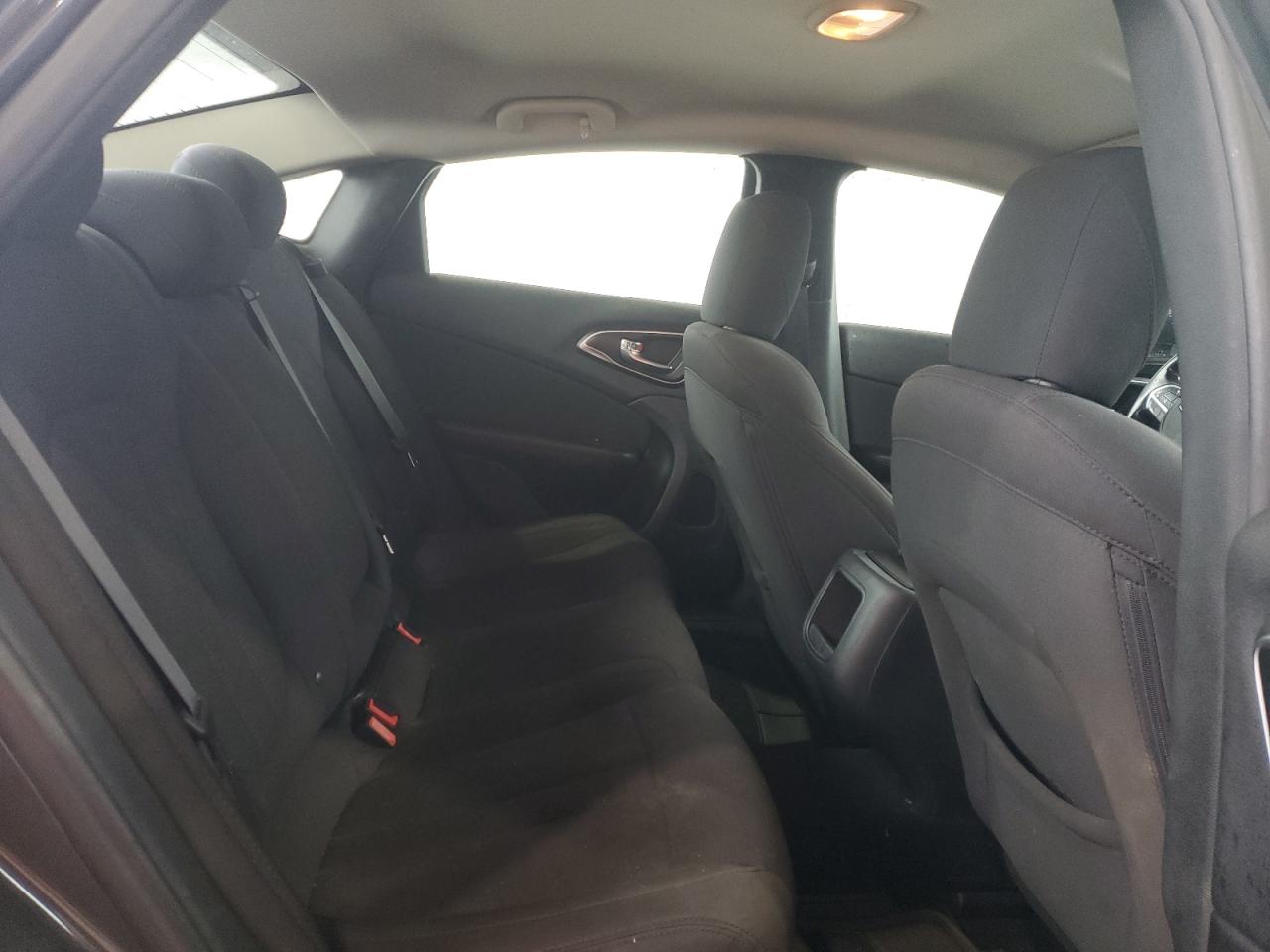 2016 Chrysler 200 - Image 10
