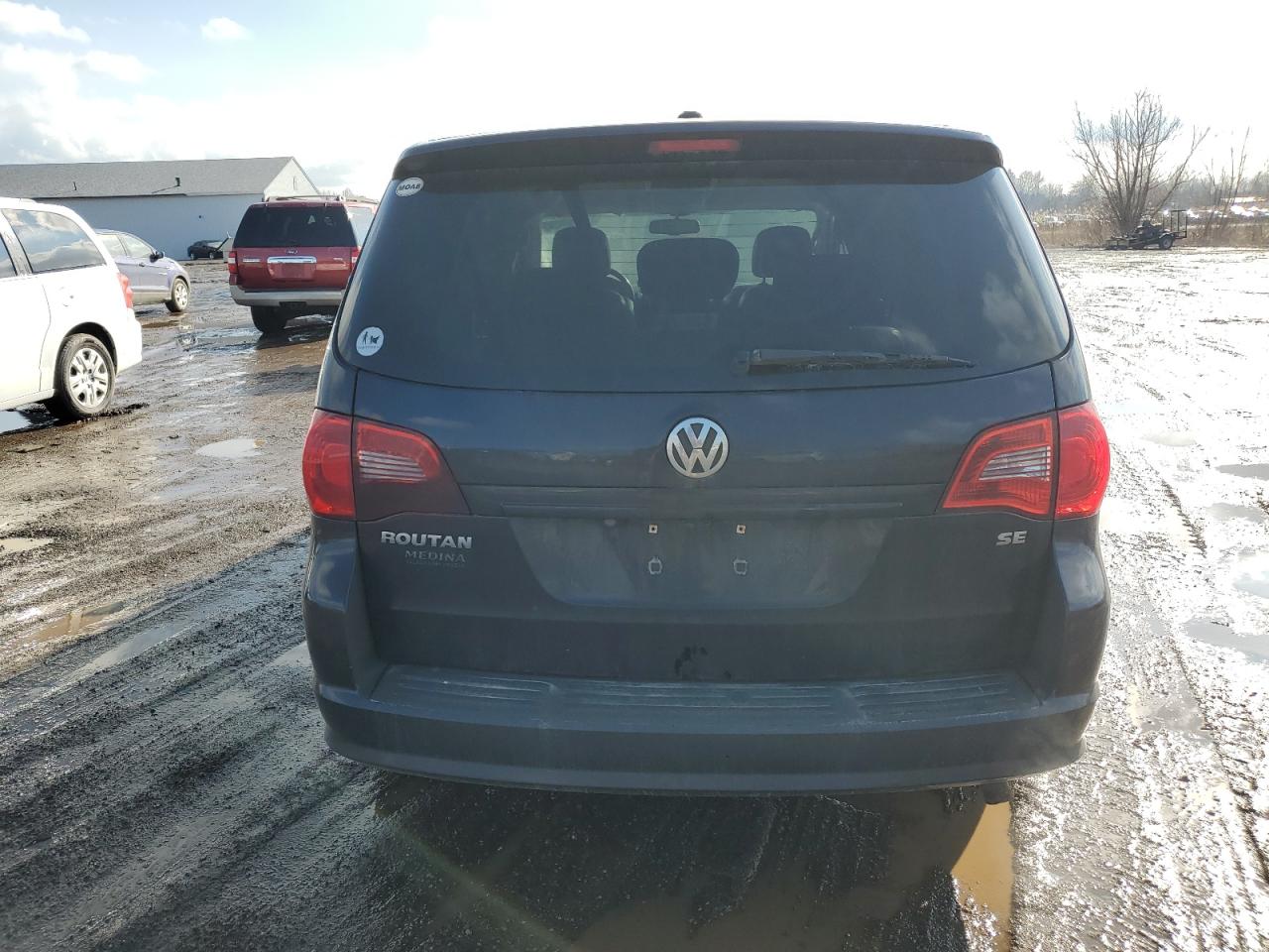 2010 Volkswagen Routan - Image 6