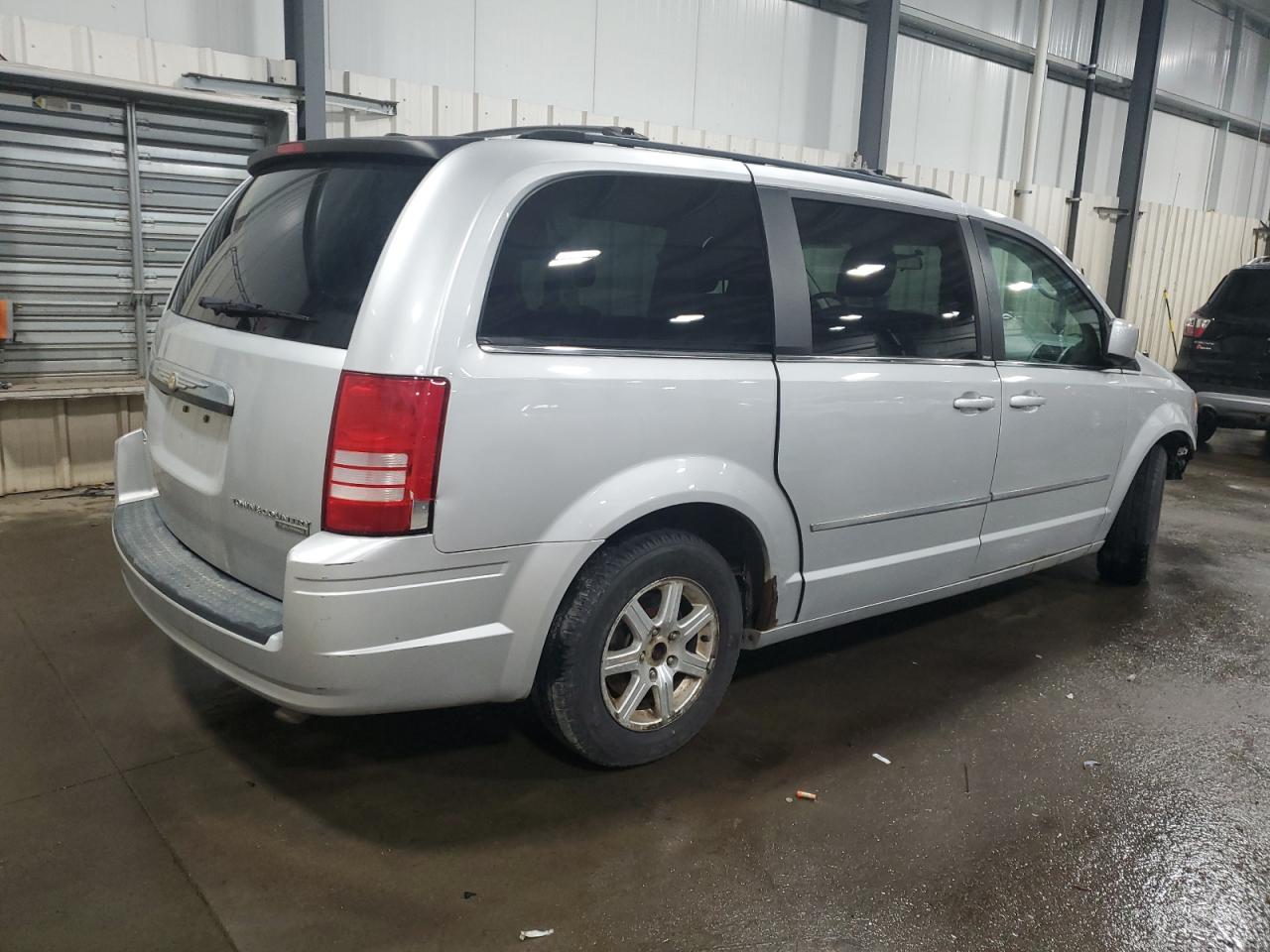 2009 Chrysler Town & Country - Image 3