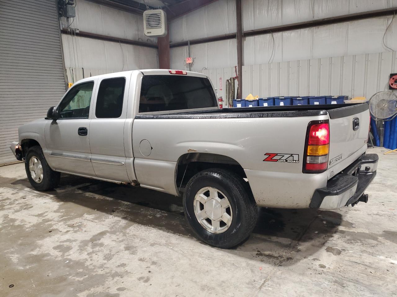 2004 GMC Sierra - Image 2