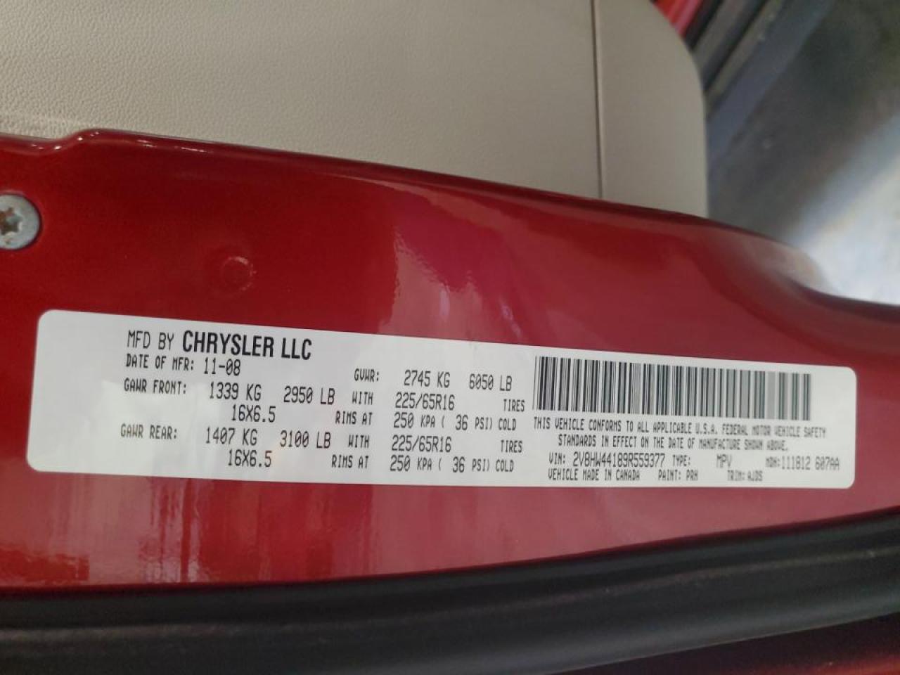 2009 Volkswagen Routan - Image 13