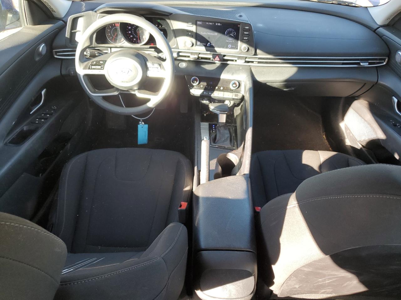 2022 Hyundai Elantra - Image 8