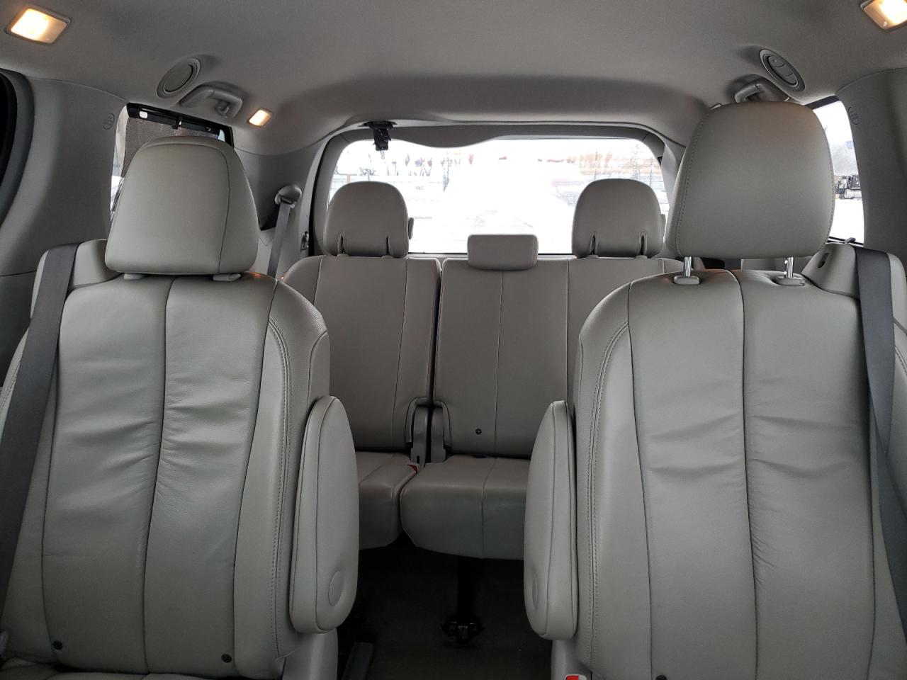 2014 Toyota Sienna - Image 10