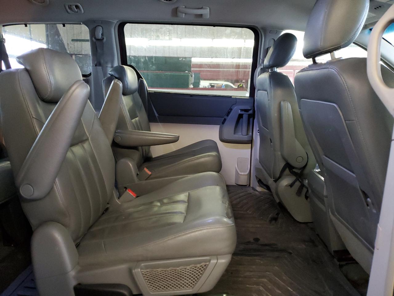2008 Chrysler Town & Country - Image 11