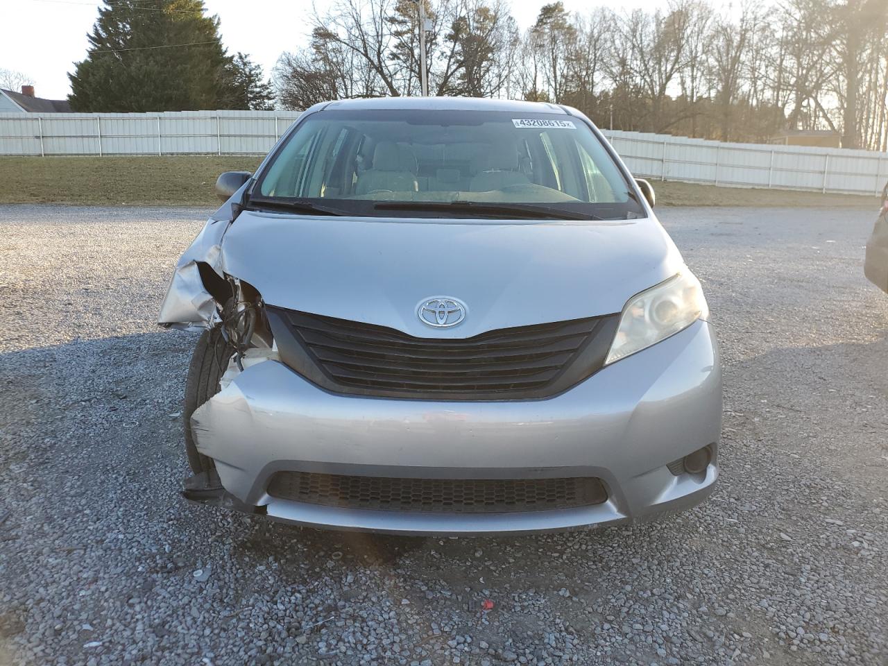 2012 Toyota Sienna - Image 5