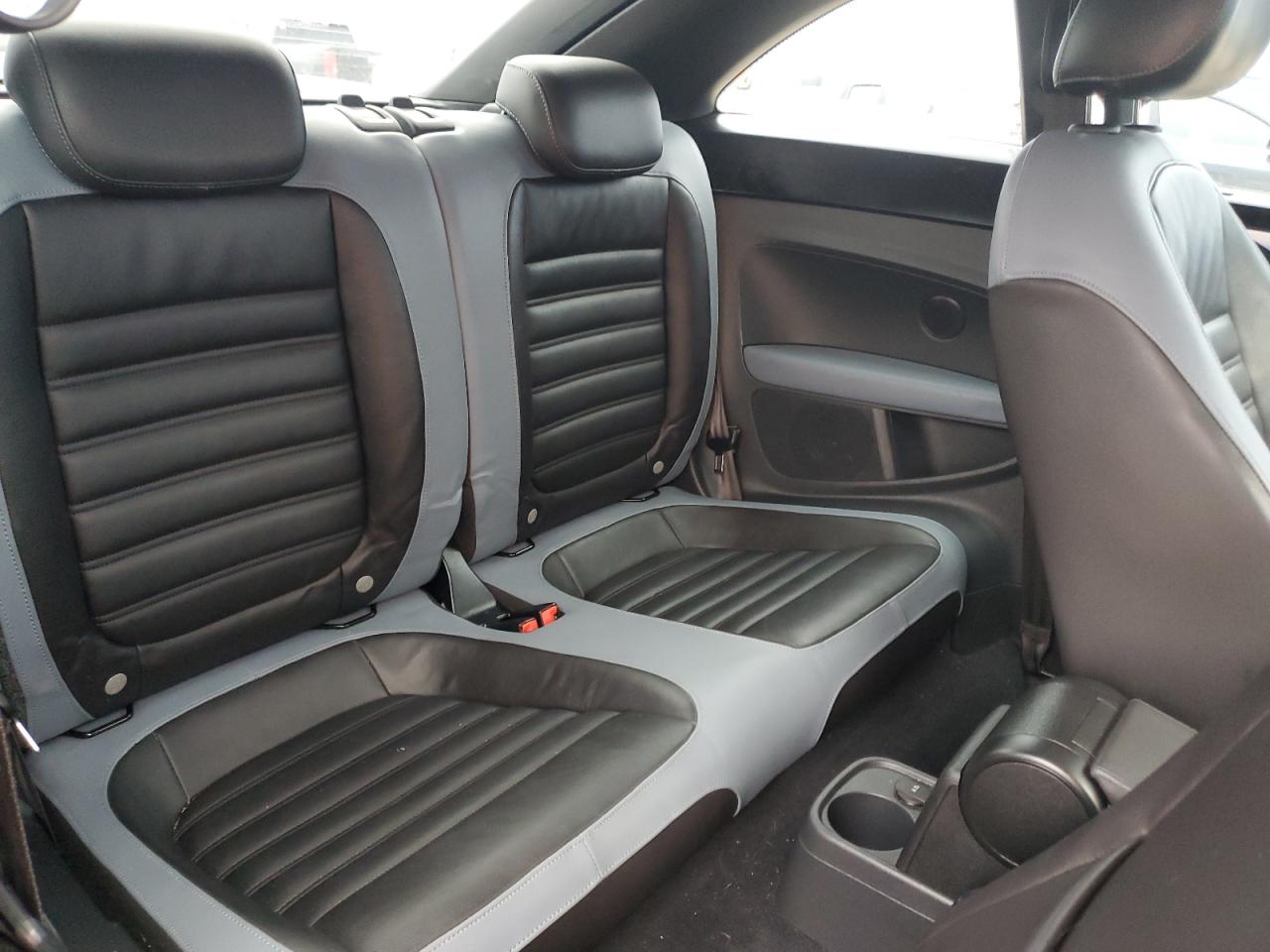 2012 Volkswagen Beetle - Image 11