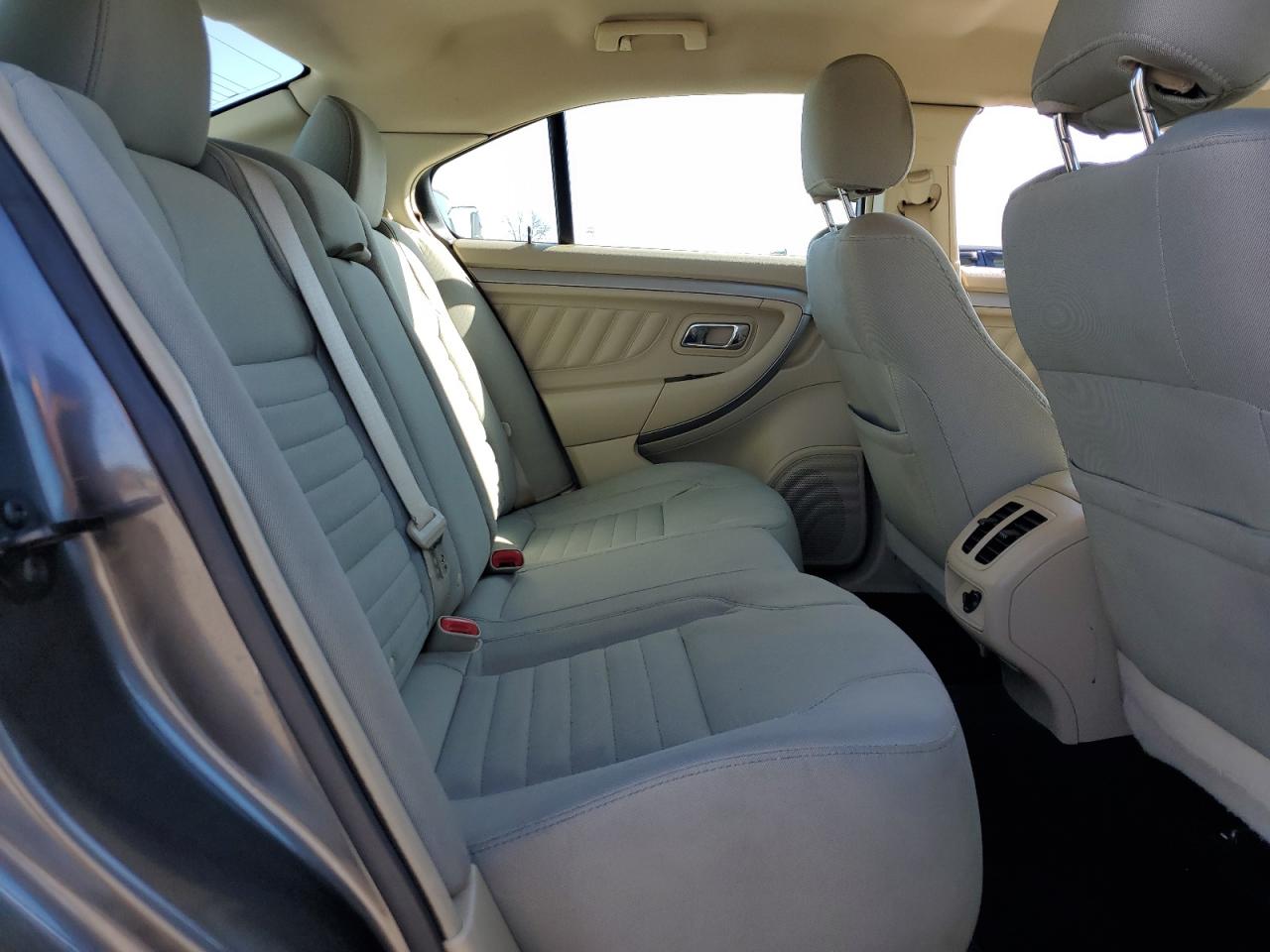 2017 Ford Taurus - Image 11