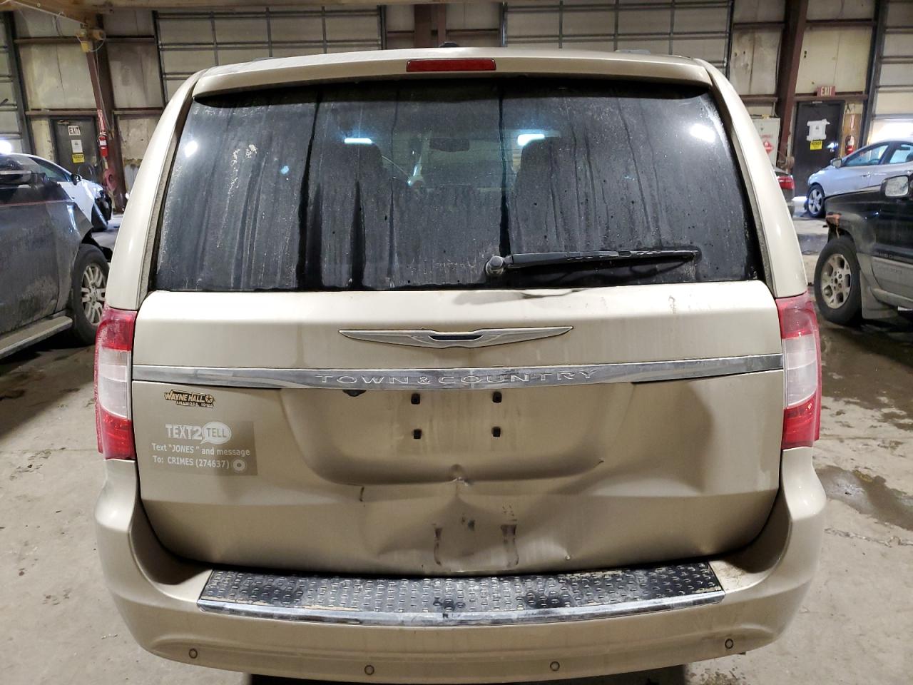 2014 Chrysler Town & Country - Image 6