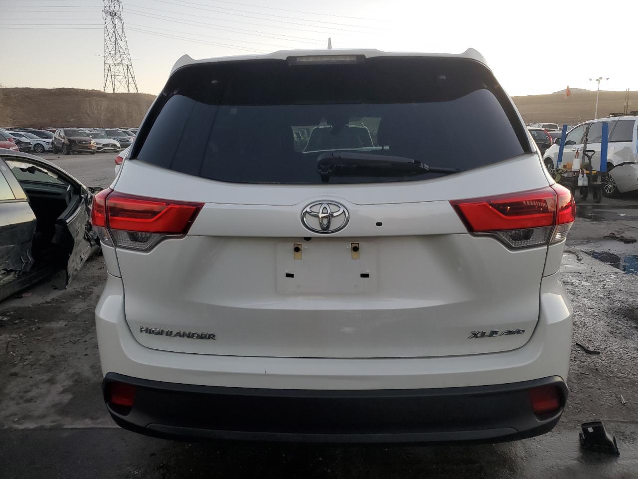 2017 Toyota Highlander - Image 6