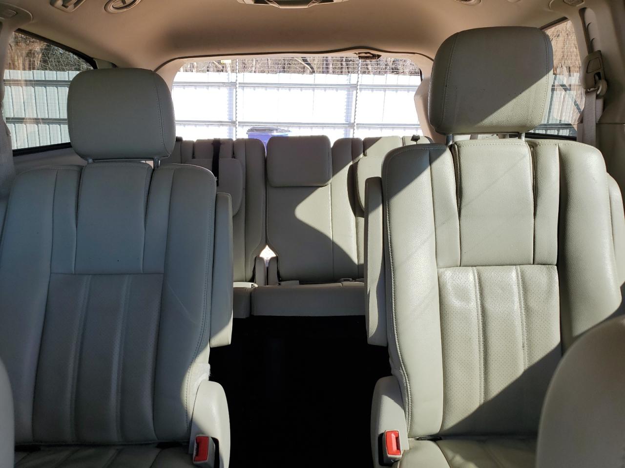 2012 Chrysler Town & Country - Image 10