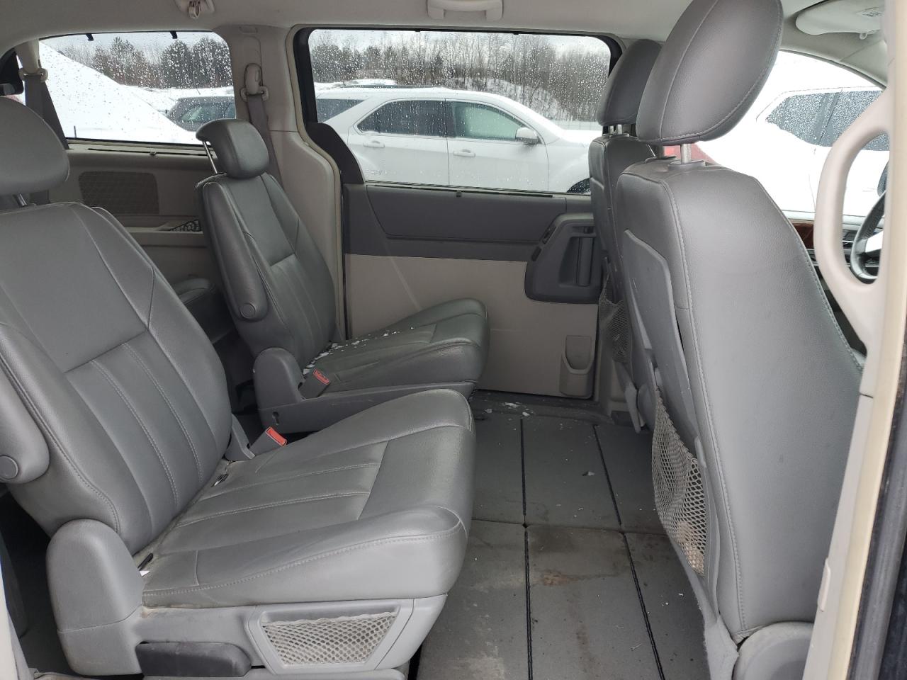 2009 Chrysler Town & Country - Image 11