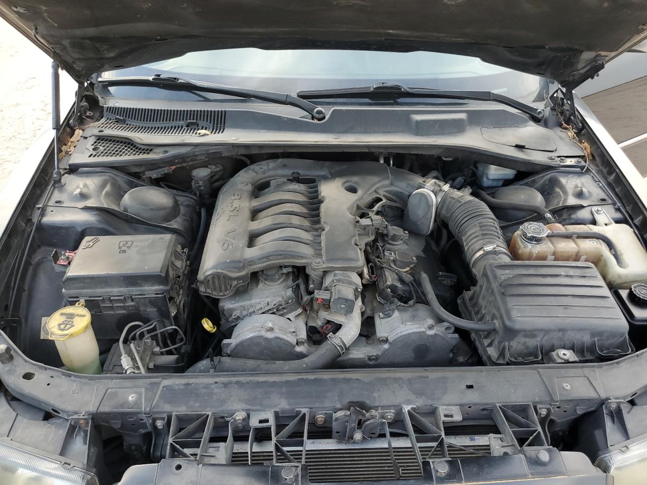 2010 Chrysler 300 - Image 11