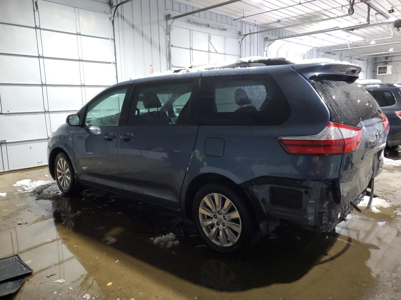 2017 Toyota Sienna - Image 2