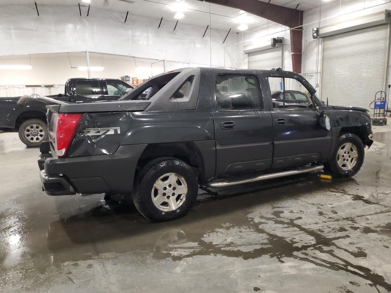 2005 Chevrolet Avalanche - Image 3