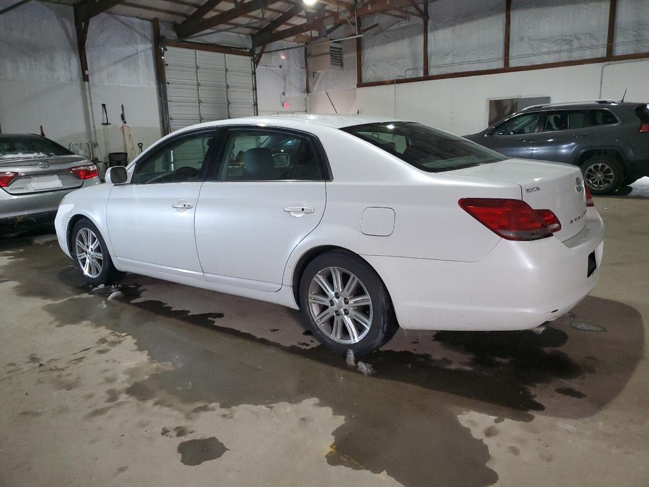 2005 Toyota Avalon - Image 2
