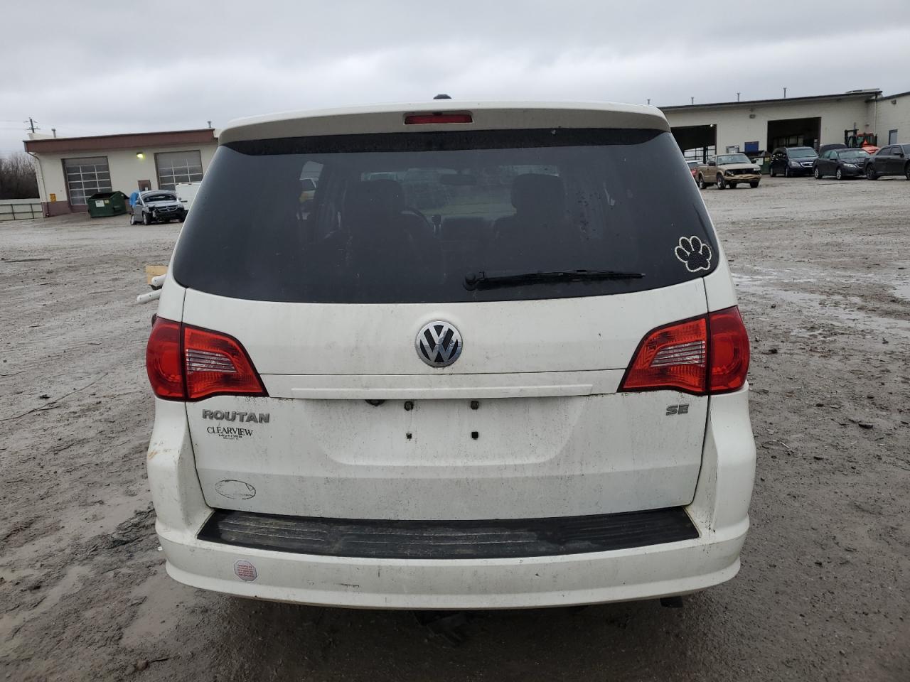 2010 Volkswagen Routan - Image 6