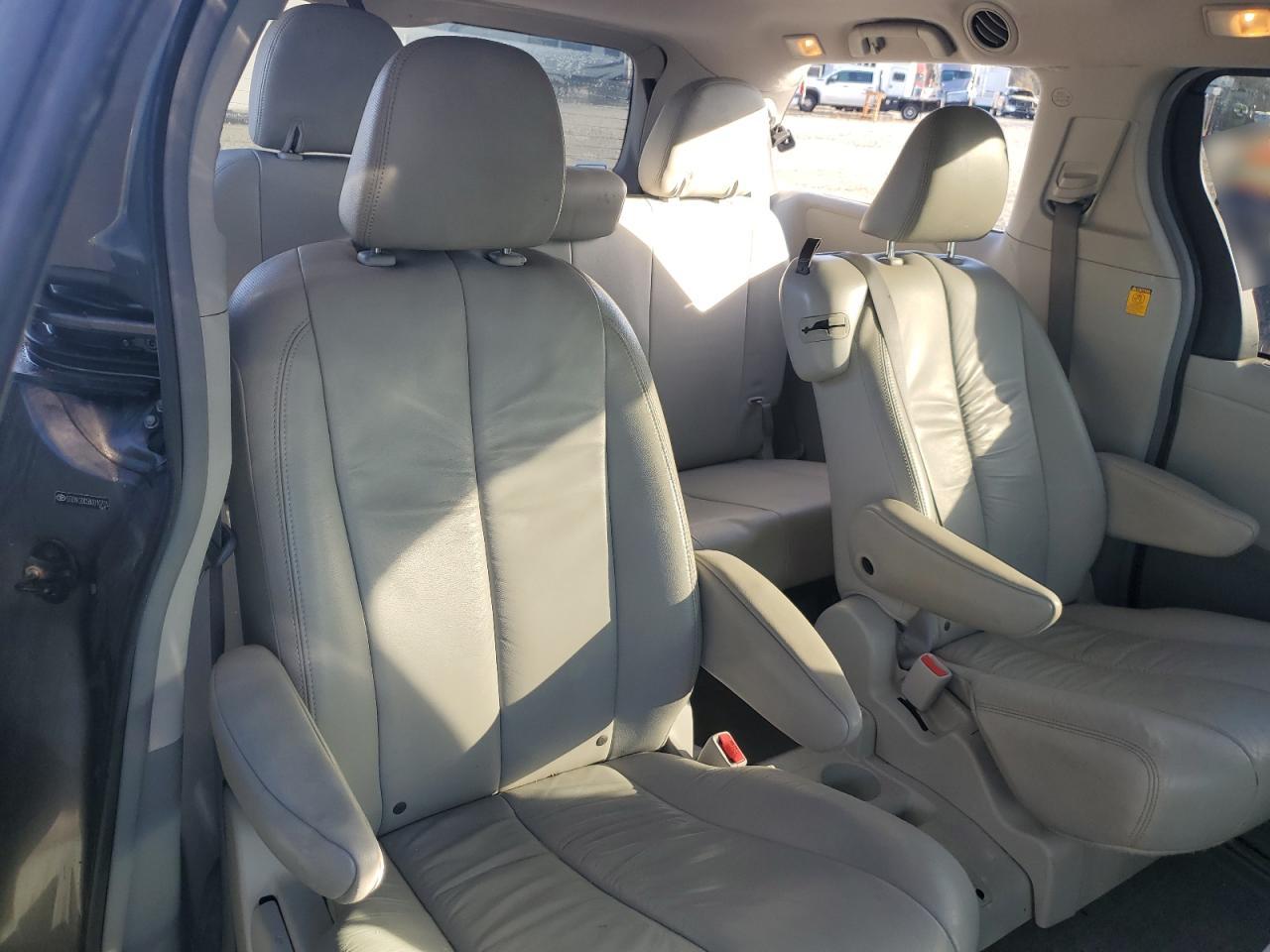 2011 Toyota Sienna - Image 12