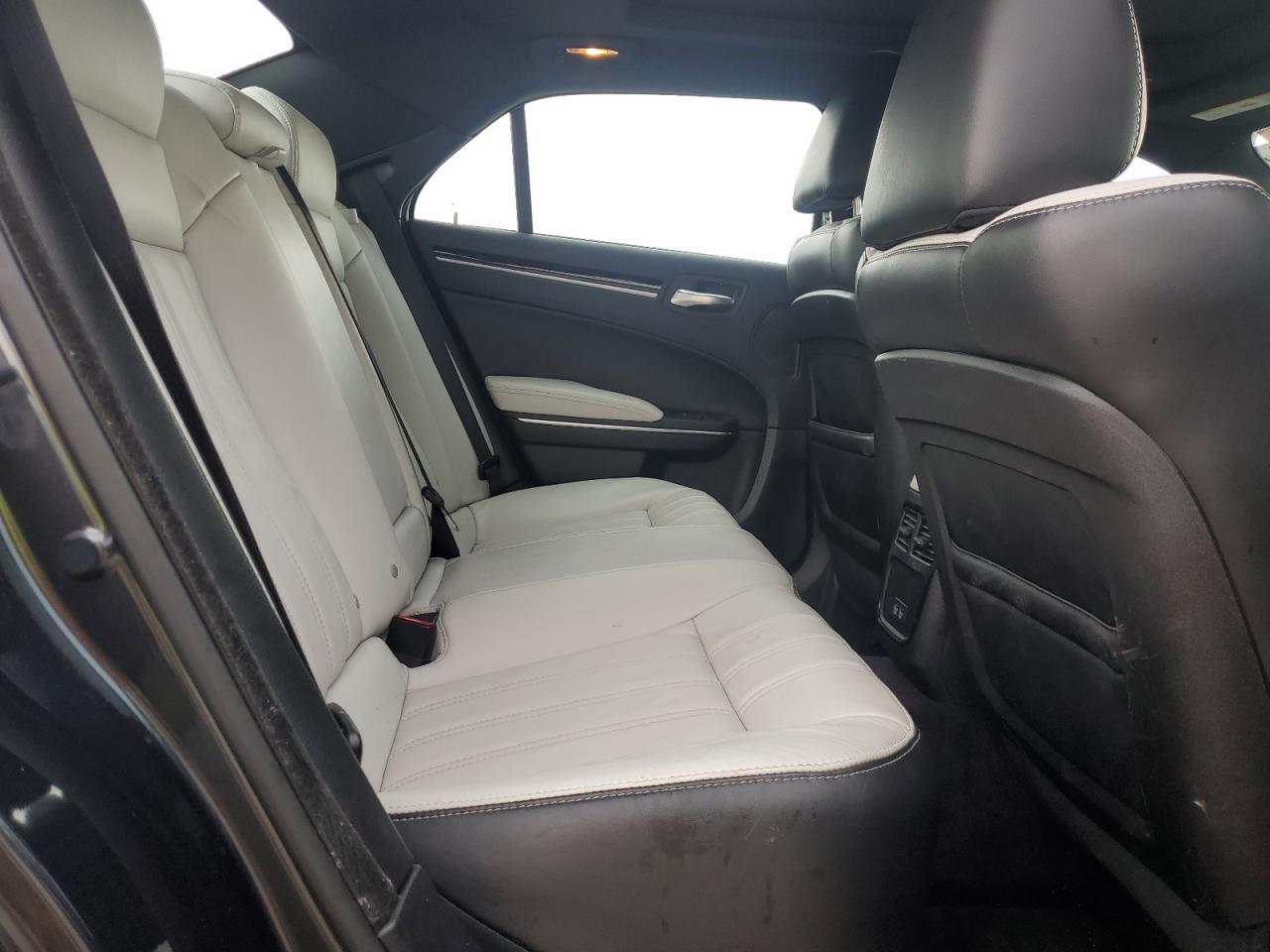 2018 Chrysler 300 - Image 10