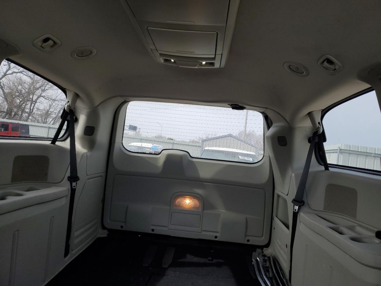 2015 Chrysler Town & Country - Image 10