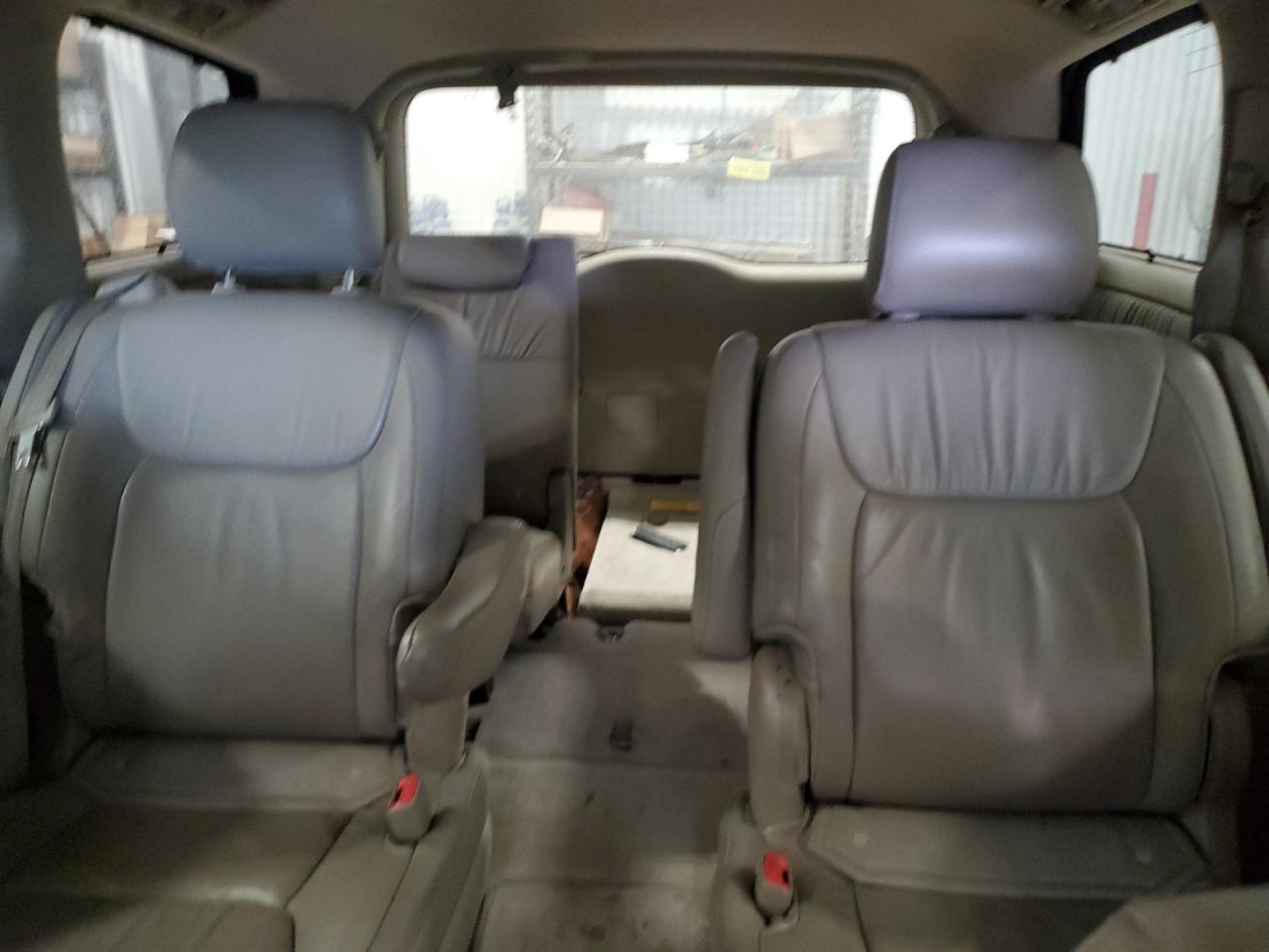 2006 Toyota Sienna - Image 10