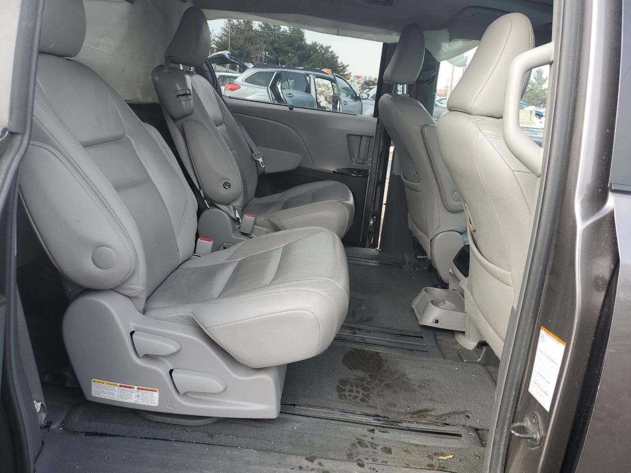 2015 Toyota Sienna - Image 11