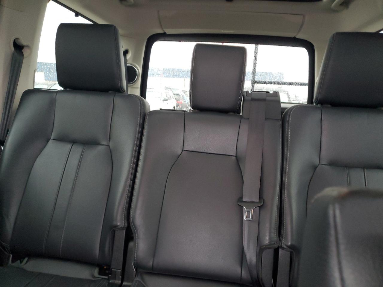 2016 Land Rover LR4 - Image 10
