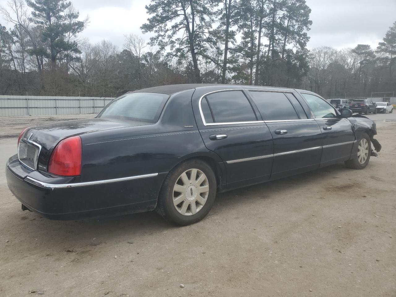 2003 Lincoln Town Car - Image 3