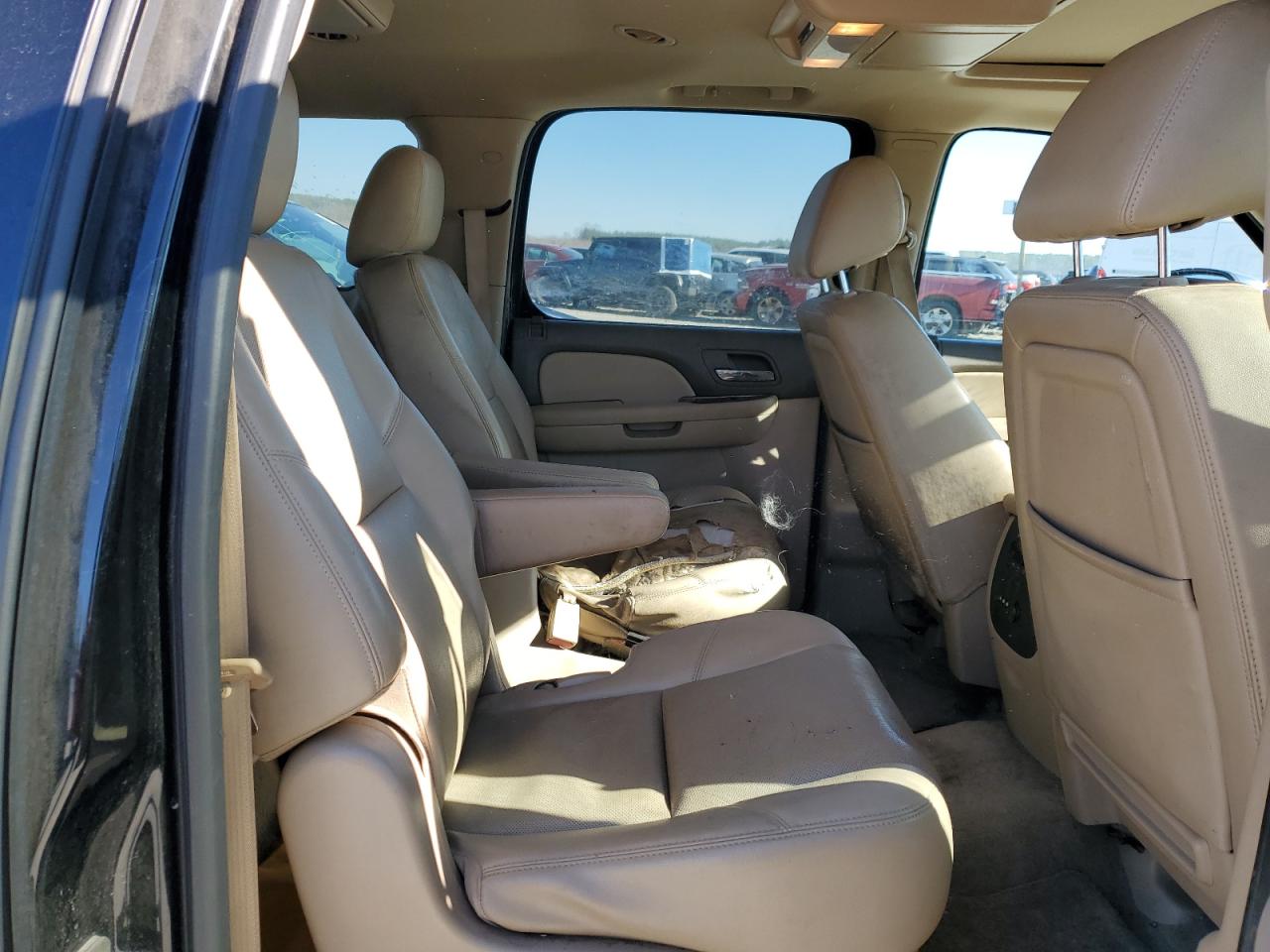 2014 Chevrolet Suburban - Image 11